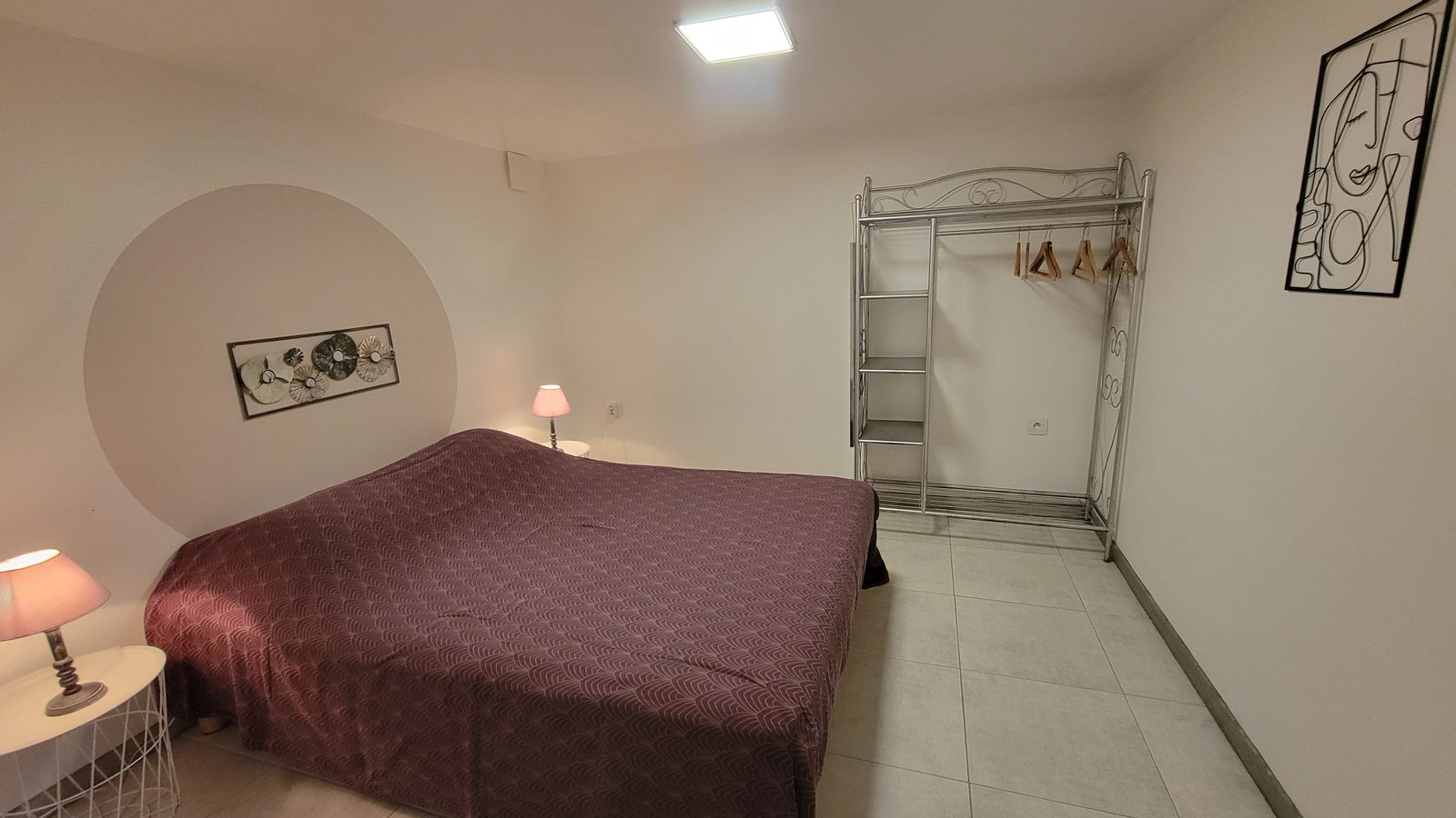 Chambre de l’appartement avec lit double et penderie